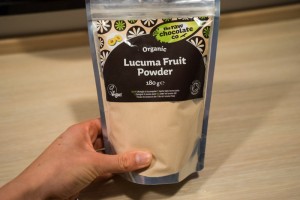 Budding med lucumapulver og hindbær coulis -3440