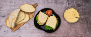 Glutenfri sandwich med hummus og avocado
